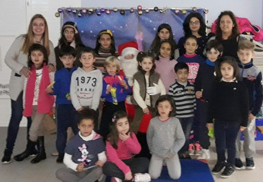 Os nenos e nenas do Lousame Concilia reciben a visita de Papá Noel